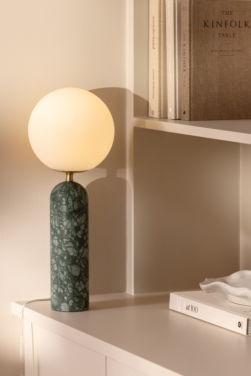 Torrano 53cm Marbre vert foncé lampe de table De Globen Lighting - La pierre est un matériau naturel, et la couleur et les nuances de son marbrure varient, créant un motif unique pour chaque pièce.