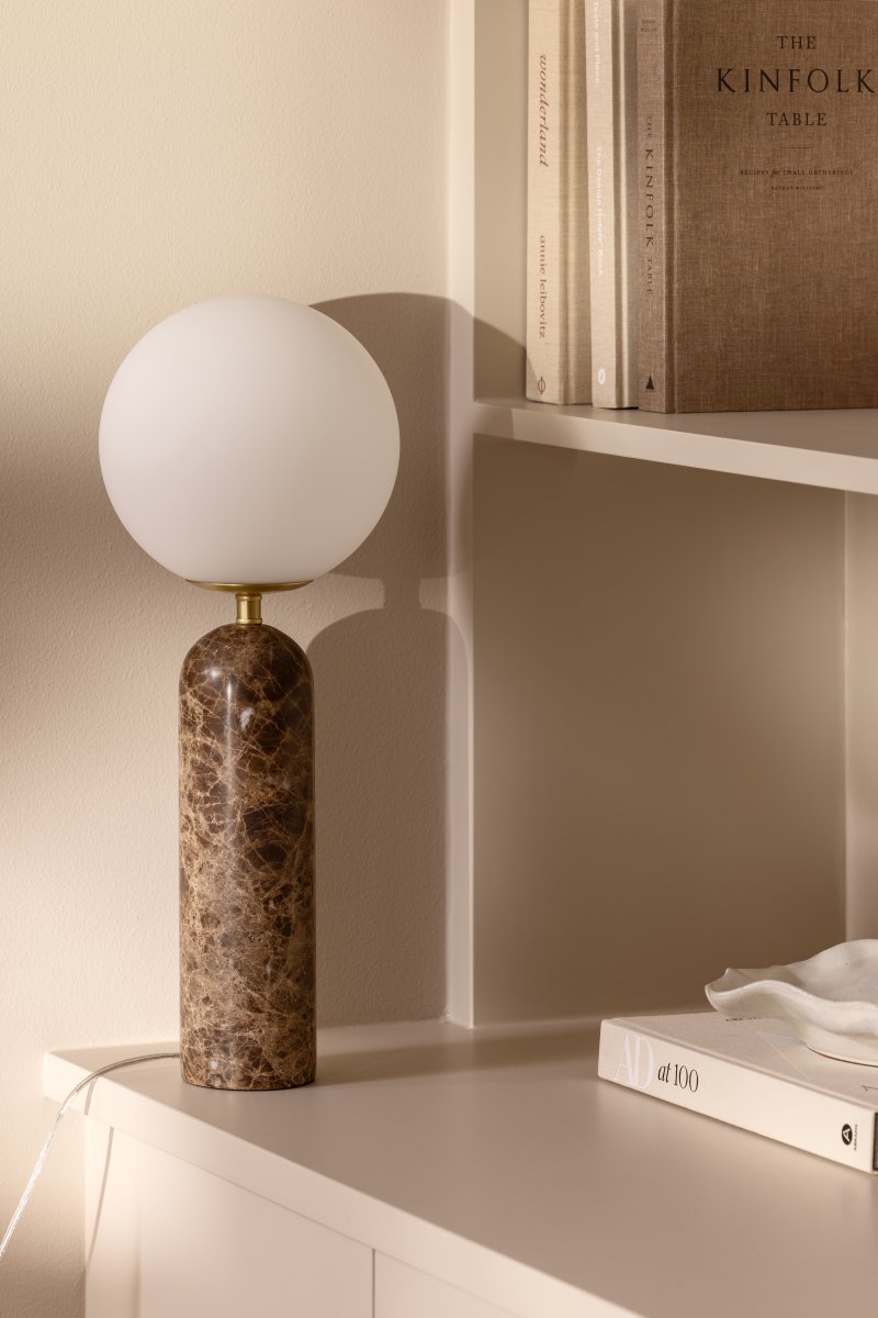 Torrano 53cm Marbre brun lampe de table De Globen Lighting - La pierre est un matériau naturel, et la couleur et les nuances de son marbrure varient, créant un motif unique pour chaque pièce.