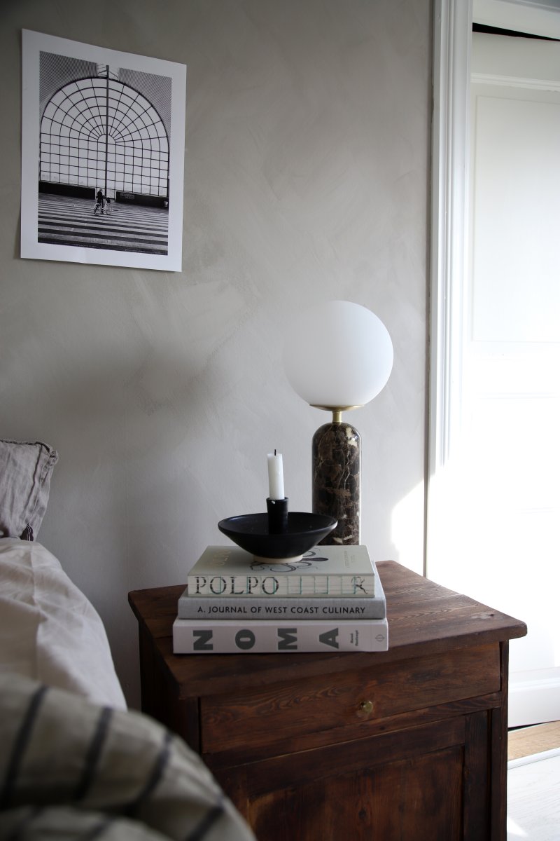 Torrano 53cm Marbre brun lampe de table De Globen Lighting - La pierre est un matériau naturel, et la couleur et les nuances de son marbrure varient, créant un motif unique pour chaque pièce.