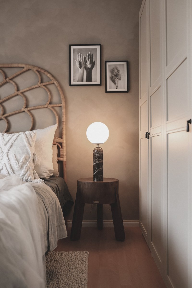 Torrano 53cm Marbre brun lampe de table De Globen Lighting - La pierre est un matériau naturel, et la couleur et les nuances de son marbrure varient, créant un motif unique pour chaque pièce.