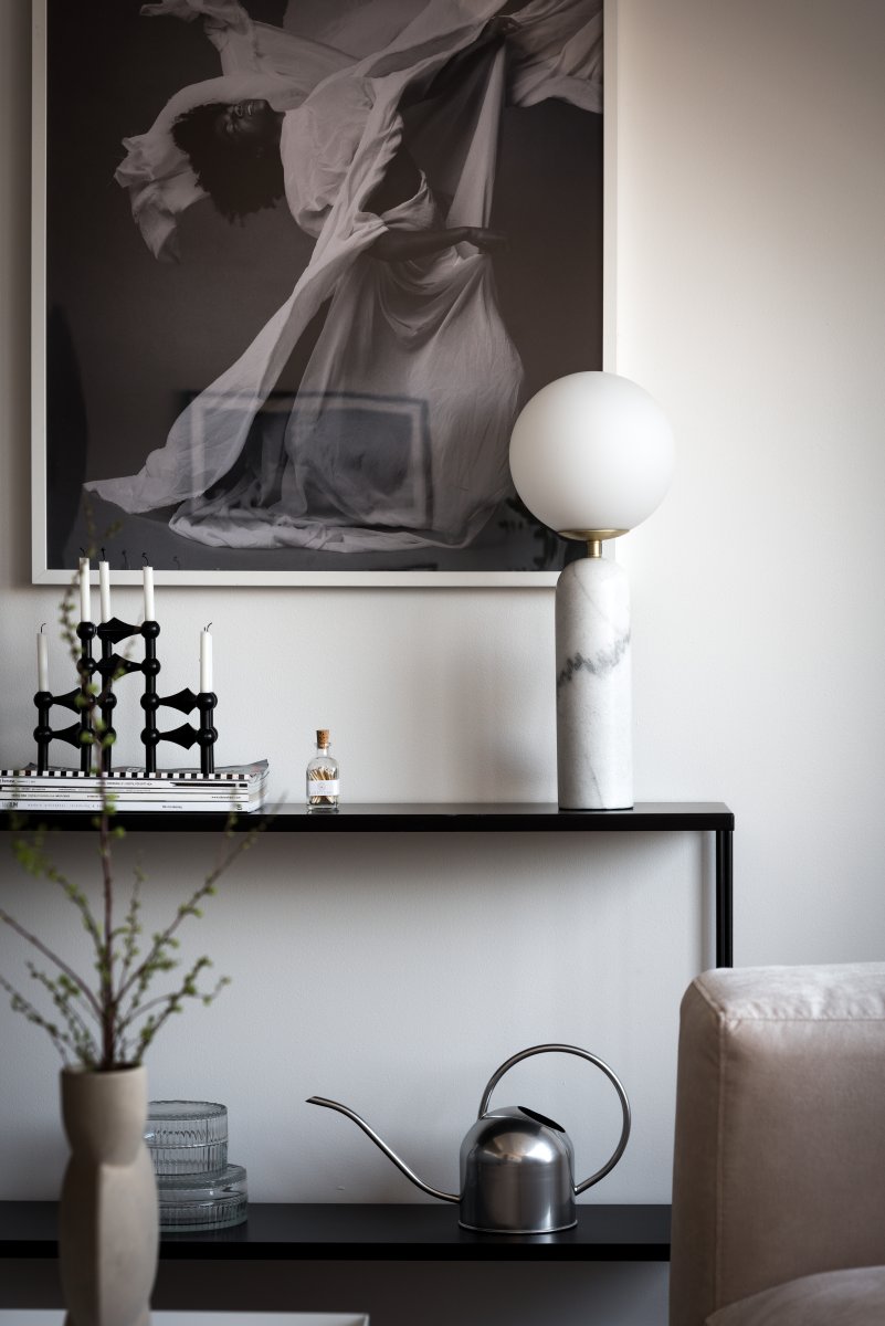 Torrano 53cm Marbre blanc lampe de table De Globen Lighting - La pierre est un matériau naturel, et la couleur et les nuances de son marbrure varient, créant un motif unique pour chaque pièce.