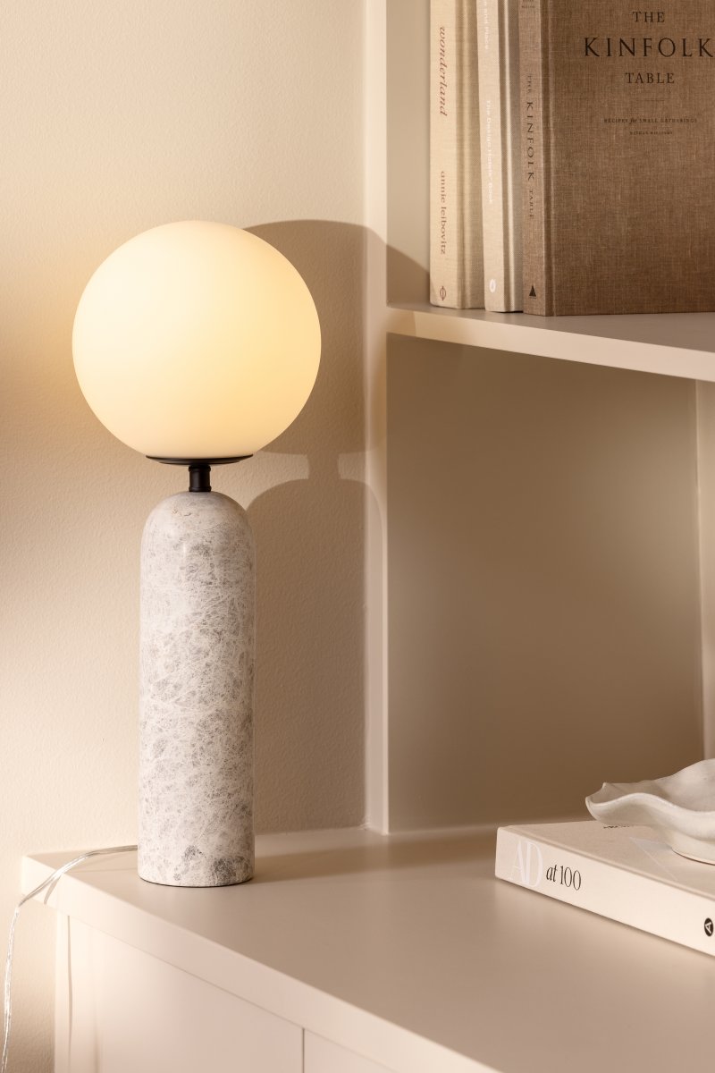 Torrano 53cm marbre gris lampe de table De Globen Lighting - La pierre est un matériau naturel, et la couleur et les nuances de son marbrure varient, créant un motif unique pour chaque pièce.