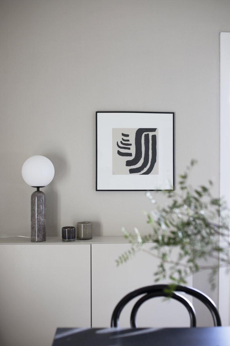 Torrano 53cm marbre gris lampe de table De Globen Lighting - La pierre est un matériau naturel, et la couleur et les nuances de son marbrure varient, créant un motif unique pour chaque pièce.