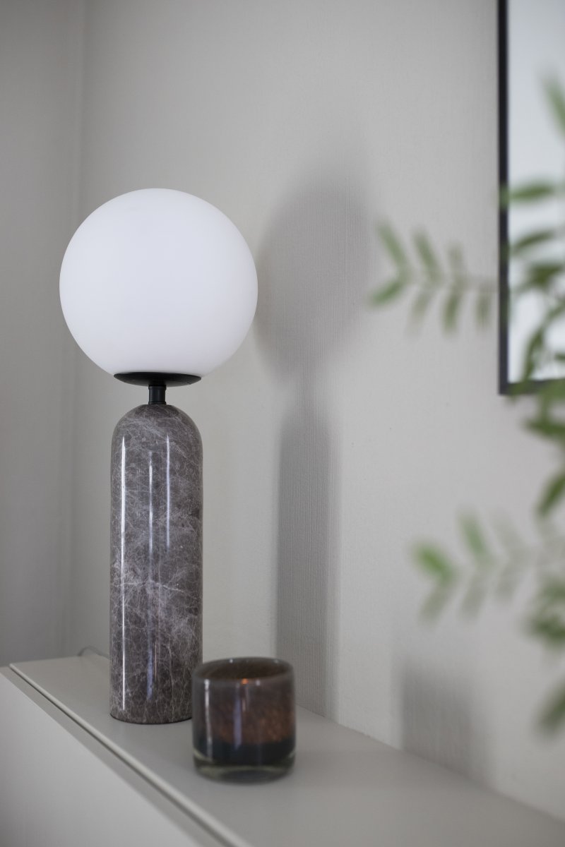 Torrano 53cm marbre gris lampe de table De Globen Lighting - La pierre est un matériau naturel, et la couleur et les nuances de son marbrure varient, créant un motif unique pour chaque pièce.