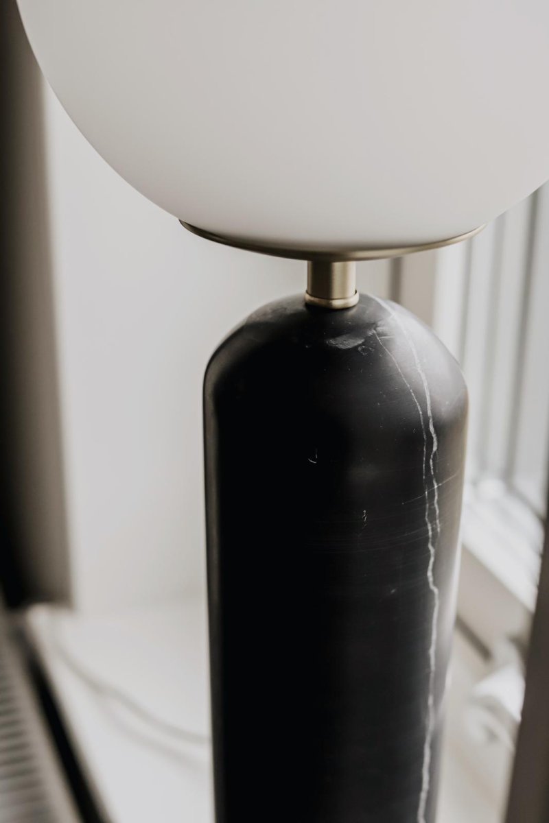 Torrano 53cm marbre noir lampe de table De Globen Lighting - La pierre est un matériau naturel, et la couleur et les nuances de son marbrure varient, créant un motif unique pour chaque pièce.