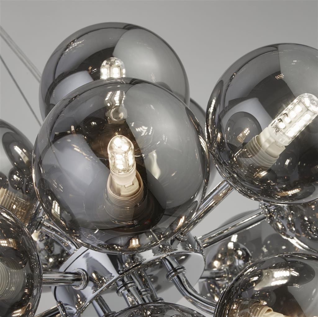 Berry Ø40 Couleur fumée suspension De Searchlight - Berry est un plafonnier qui prend vraiment de la place – avec un total de 17 sources lumineuses, entourées de dômes en verre couleur fumée dans un style moderne et minimaliste, il est garanti d'être un accroche-regard dans n'importe quelle pièce.