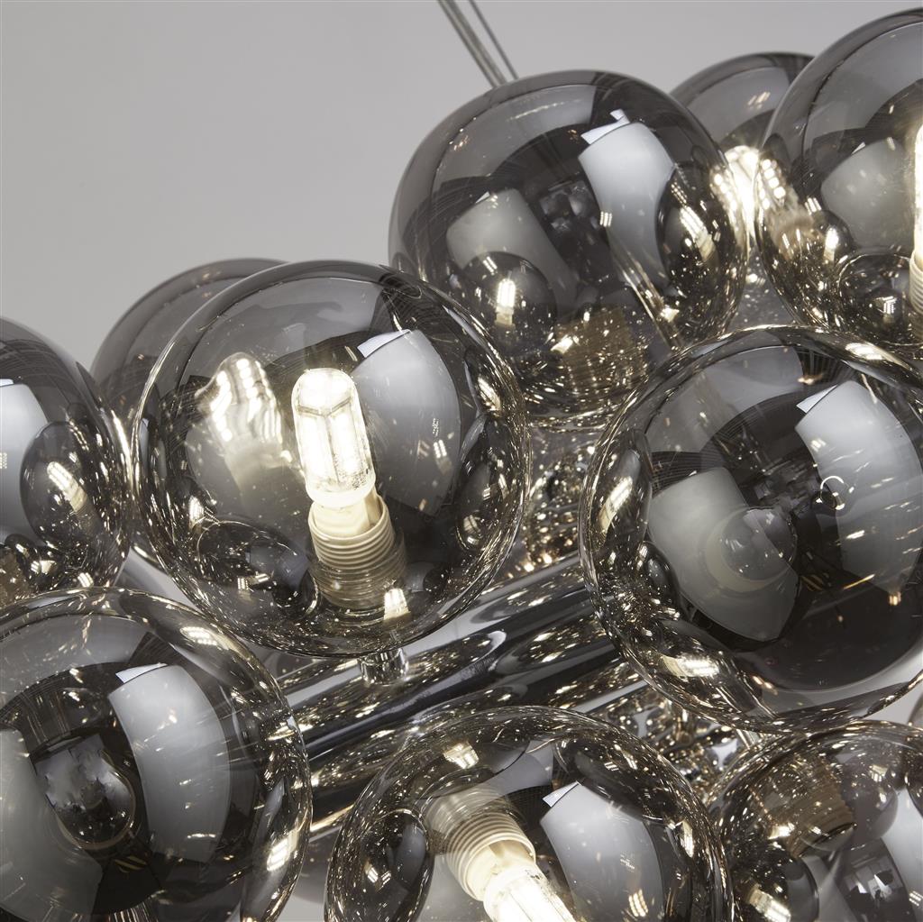 Berry 100cm Couleur fumée suspension De Searchlight - Berry est un plafonnier qui prend vraiment de la place – avec un total de 25 sources lumineuses, entourées de dômes en verre couleur fumée dans un style moderne et minimaliste, il est garanti d'être un accroche-regard dans n'importe quelle pièce.