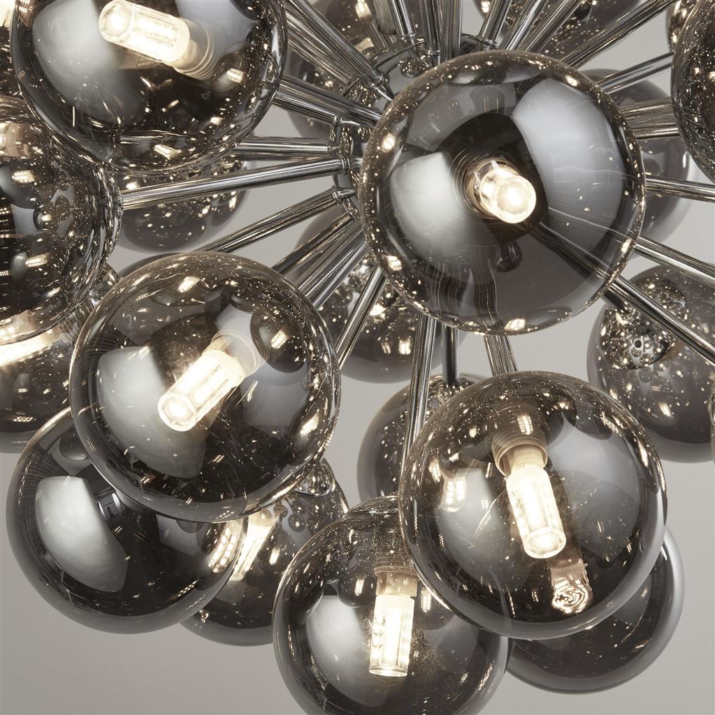 Berry Ø50 Couleur fumée suspension De Searchlight - Berry est un plafonnier qui prend vraiment de la place &ndash; avec un total de 27 sources lumineuses, entour&eacute;es de d&ocirc;mes en verre couleur fum&eacute;e dans un style moderne et minimaliste, il est garanti d'&ecirc;tre un accroche-regard dans n'importe quelle pi&egrave;ce.
