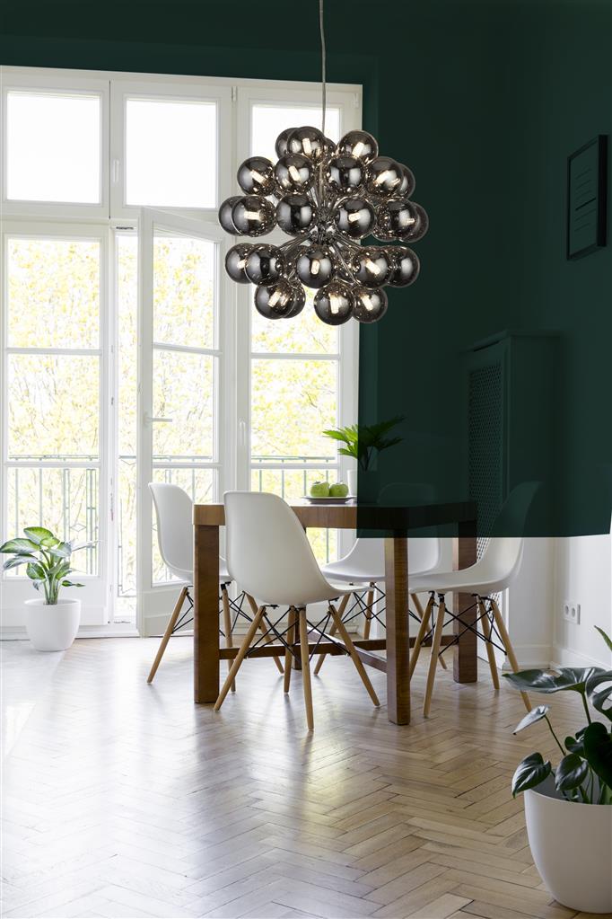 Berry Ø50 Couleur fumée suspension De Searchlight - Berry est un plafonnier qui prend vraiment de la place &ndash; avec un total de 27 sources lumineuses, entour&eacute;es de d&ocirc;mes en verre couleur fum&eacute;e dans un style moderne et minimaliste, il est garanti d'&ecirc;tre un accroche-regard dans n'importe quelle pi&egrave;ce.