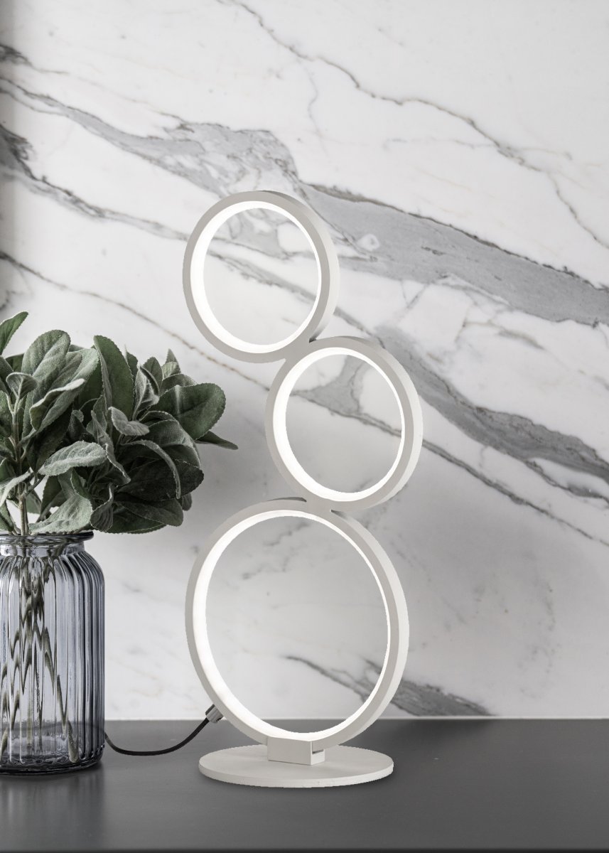 Rondo 45cm Blanc lampe de table De Trio Lighting - La lampe de 45 cm de haut dispose d'un variateur int&eacute;gr&eacute;, qui est command&eacute; via l'interrupteur &agrave; cordon et vous permet de r&eacute;gler de mani&egrave;re flexible la luminosit&eacute; de la lampe.