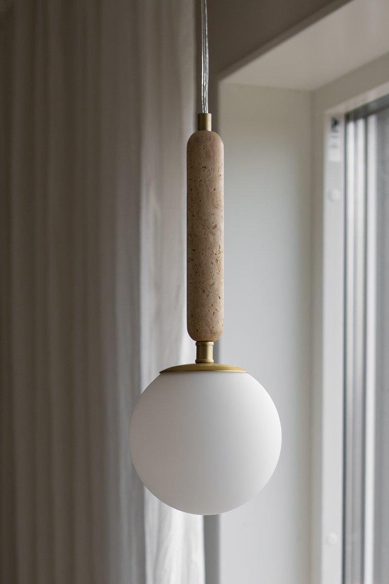 Torrano Ø15 Travertin beige lampe de fenêtre De Globen Lighting - La pierre est un matériau naturel, et la couleur et les nuances de son marbrure varient, créant un motif unique pour chaque pièce.