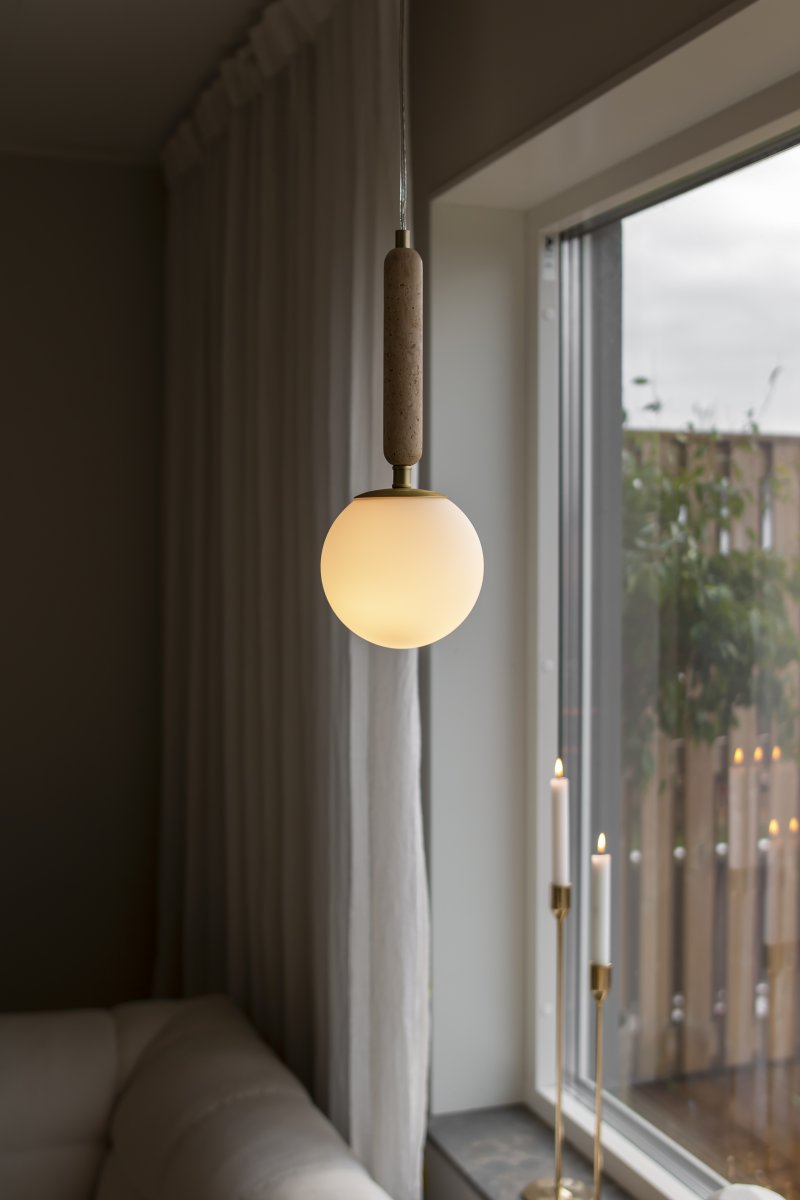 Torrano Ø15 Travertin beige lampe de fenêtre De Globen Lighting - La pierre est un matériau naturel, et la couleur et les nuances de son marbrure varient, créant un motif unique pour chaque pièce.
