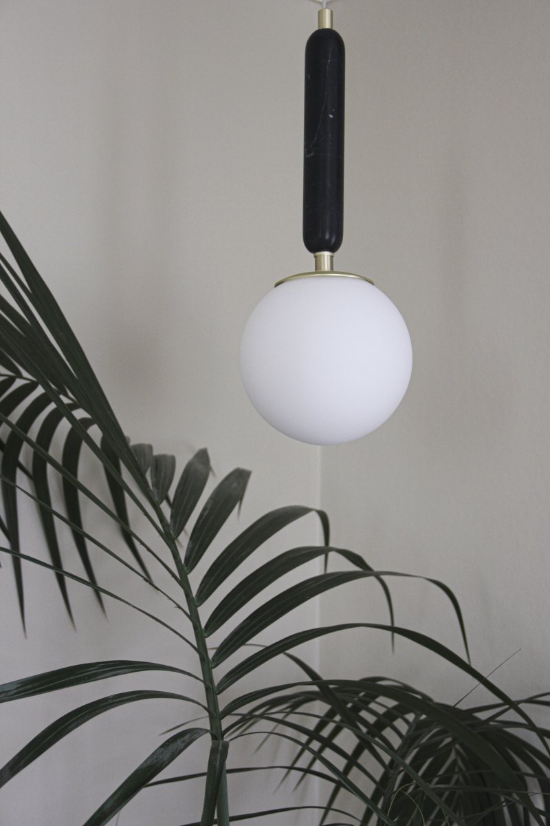 Torrano Ø15 marbre noir lampe de fenêtre De Globen Lighting - La pierre est un matériau naturel, et la couleur et les nuances de son marbrure varient, créant un motif unique pour chaque pièce.