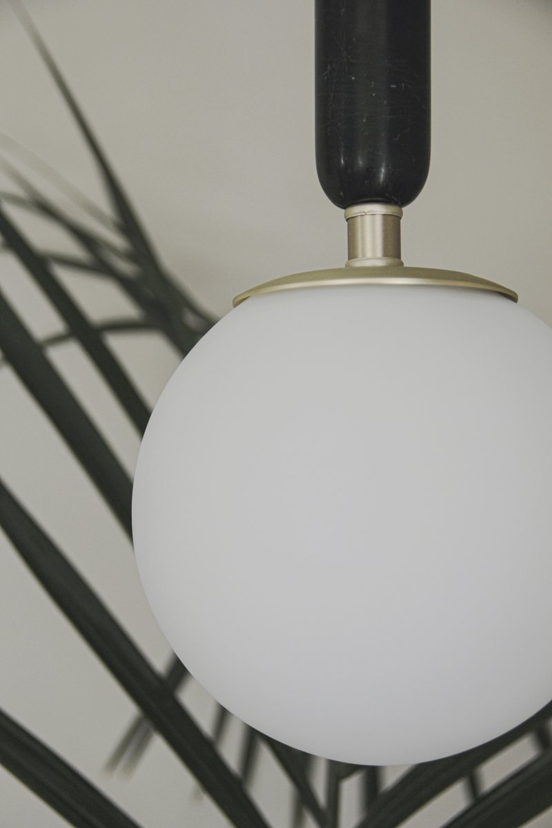Torrano Ø15 marbre noir lampe de fenêtre De Globen Lighting - La pierre est un matériau naturel, et la couleur et les nuances de son marbrure varient, créant un motif unique pour chaque pièce.