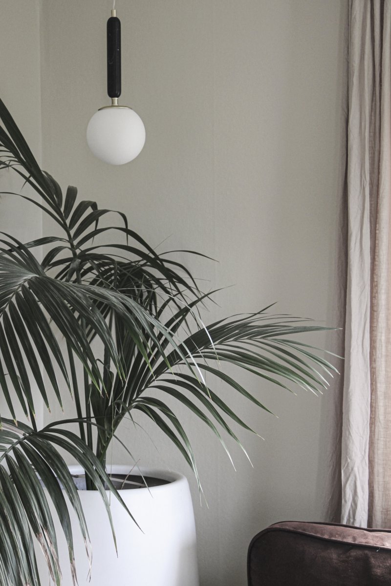 Torrano Ø15 marbre noir lampe de fenêtre De Globen Lighting - La pierre est un matériau naturel, et la couleur et les nuances de son marbrure varient, créant un motif unique pour chaque pièce.