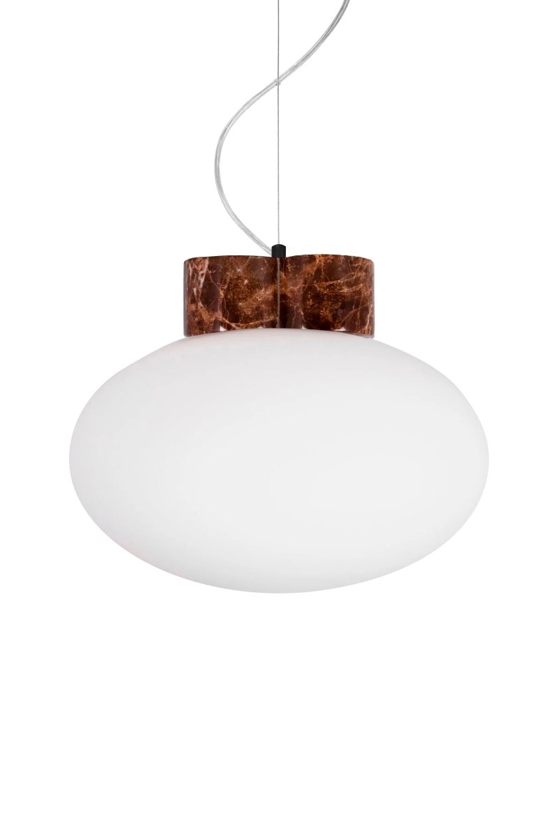 Mammut Ø30 Brun suspension De Globen Lighting - Mammut est un plafonnier exclusif et ludique avec un plateau en pierre court et un grand abat-jour en verre.