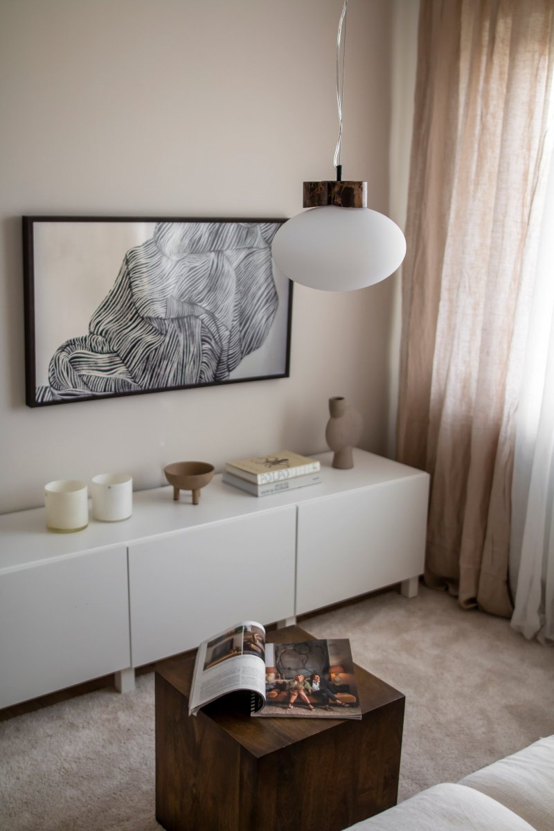Mammut Ø30 Brun suspension De Globen Lighting - Mammut est un plafonnier exclusif et ludique avec un plateau en pierre court et un grand abat-jour en verre.