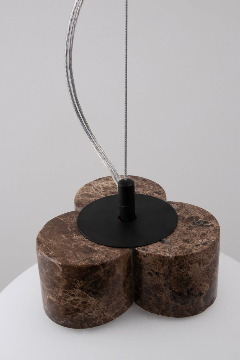 Mammut Ø30 Brun suspension De Globen Lighting - Mammut est un plafonnier exclusif et ludique avec un plateau en pierre court et un grand abat-jour en verre.