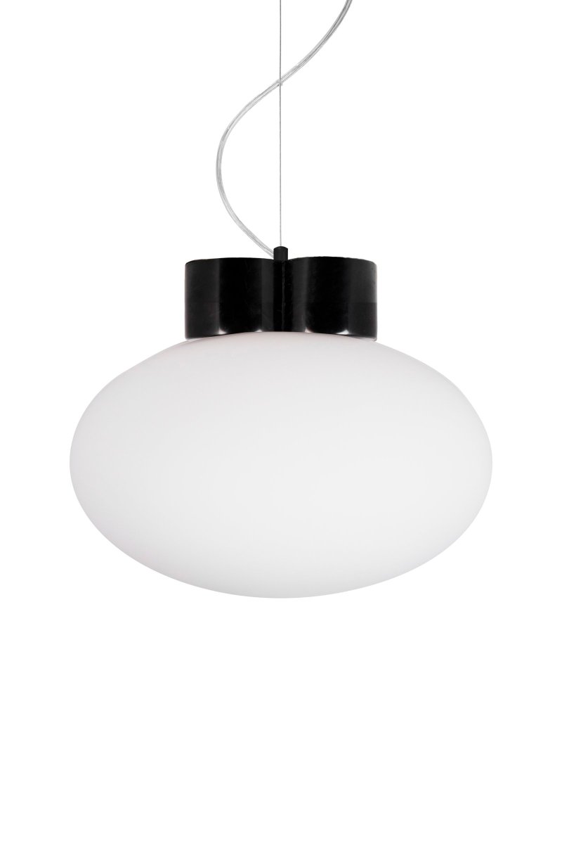 Mammut Ø30 Noir suspension De Globen Lighting - Mammut est un plafonnier exclusif et ludique avec un plateau en pierre court et un grand abat-jour en verre.