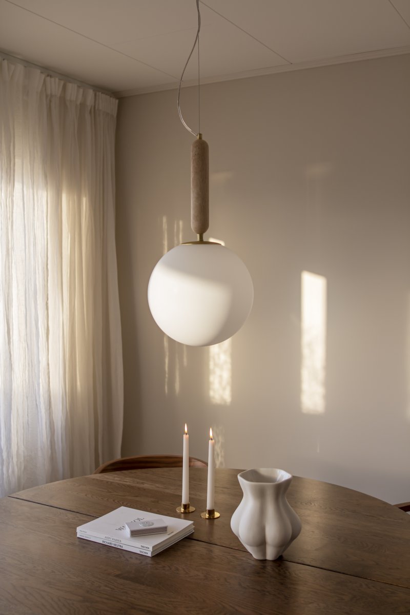 Torrano Ø30 Travertin beige suspension De Globen Lighting - La pierre est un mat&eacute;riau naturel, et les couleurs et nuances de son marbrure varient, cr&eacute;ant un motif unique pour chaque pi&egrave;ce.