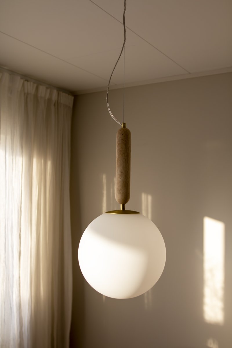 Torrano Ø30 Travertin beige suspension De Globen Lighting - La pierre est un mat&eacute;riau naturel, et les couleurs et nuances de son marbrure varient, cr&eacute;ant un motif unique pour chaque pi&egrave;ce.