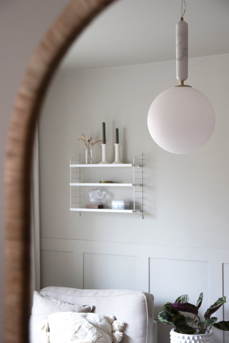 Torrano Ø30 Marbre blanc suspension De Globen Lighting - La pierre est un matériau naturel, et les couleurs et nuances de son marbrure varient, créant un motif unique pour chaque pièce.