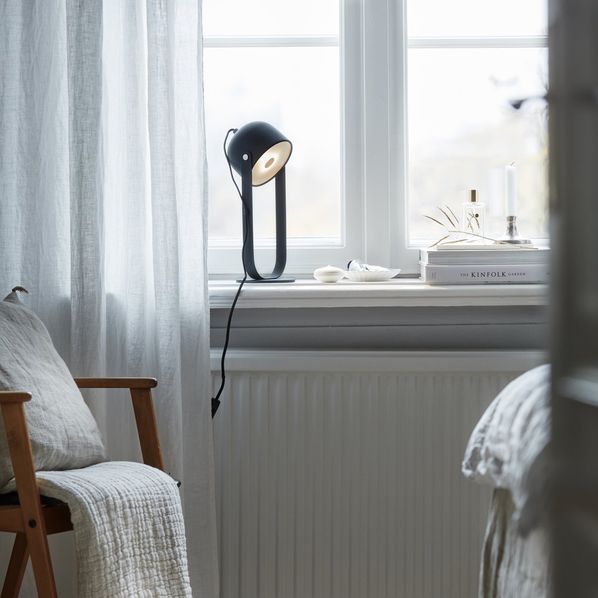 Svejk 36cm Anthracite lampe de table De CO Bankeryd - La lampe de table Svejk a une lumière douce et sert à la fois de lampe de lecture et de détail d'ameublement décoratif.