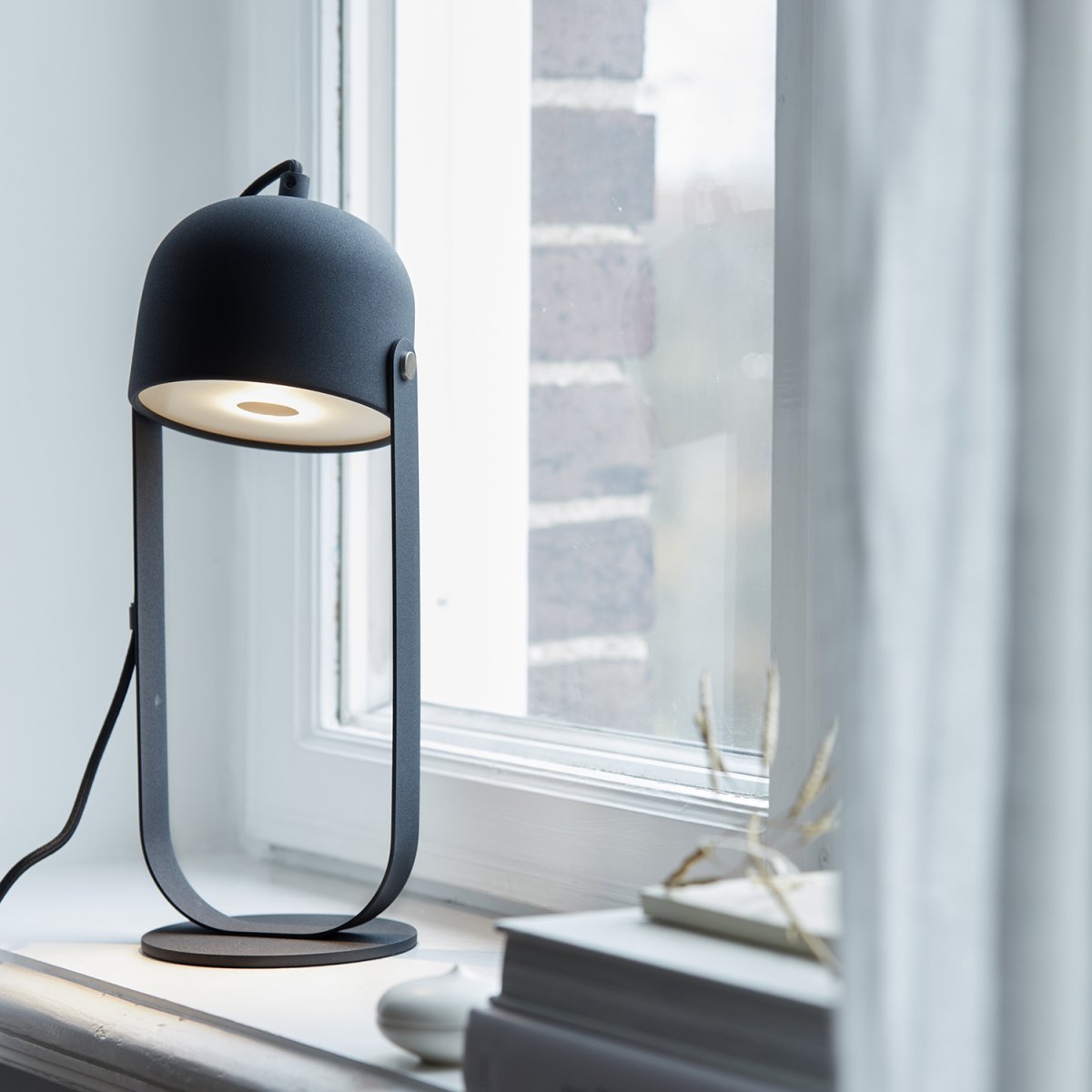 Svejk 36cm Anthracite lampe de table De CO Bankeryd - La lampe de table Svejk a une lumière douce et sert à la fois de lampe de lecture et de détail d'ameublement décoratif.