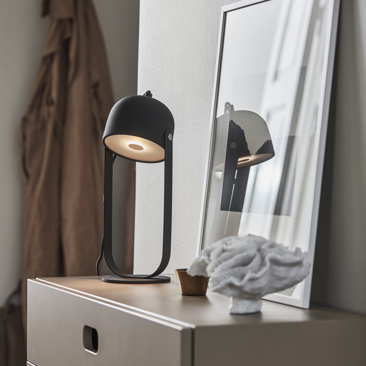 Svejk 36cm Anthracite lampe de table De CO Bankeryd - La lampe de table Svejk a une lumière douce et sert à la fois de lampe de lecture et de détail d'ameublement décoratif.