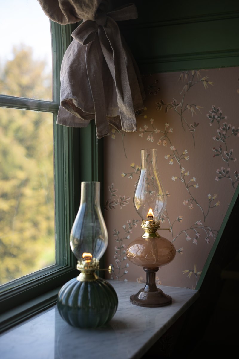 Esmeralda Brun De Strömshaga - Esmeralda est une magnifique lampe à pétrole qui allie charme rétro et élégance intemporelle.