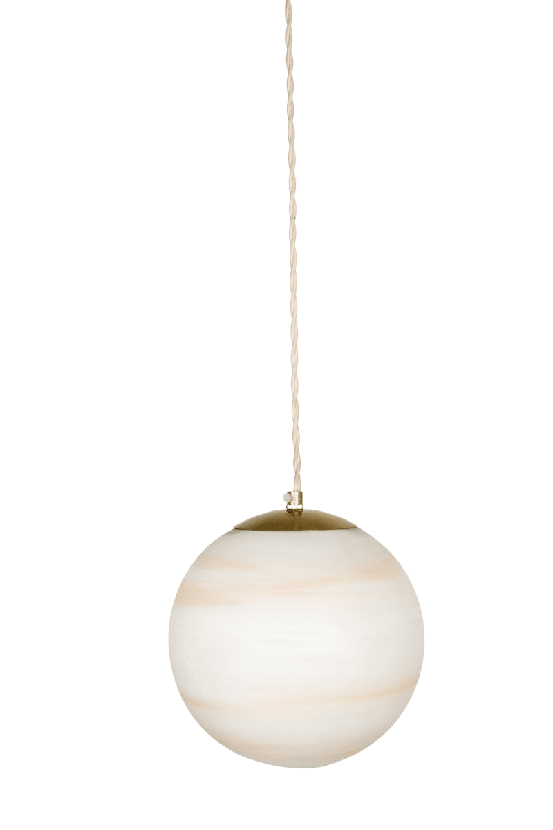 Fabian Ø20 Pêche suspension De Strömshaga - Ce plafonnier &eacute;l&eacute;gant allie un design classique &agrave; de subtiles touches de couleur.