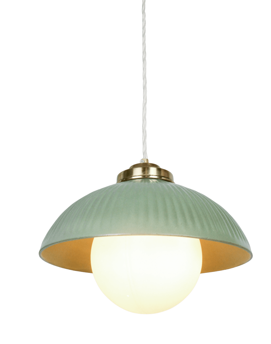 Elliot Ø30 Vert suspension De Strömshaga - Le c&acirc;ble textile beige torsad&eacute; de 1,7 m de long souligne son caract&egrave;re classique.