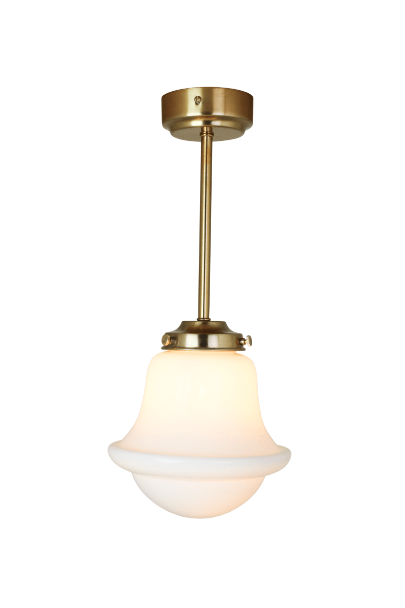 Sture Ø20 Blanc/laiton plafonnier De Strömshaga - Remarque&nbsp;: Fabriqu&eacute;es artisanalement &agrave; partir de verre recycl&eacute; souffl&eacute; &agrave; la bouche, ces lampes peuvent pr&eacute;senter de l&eacute;g&egrave;res variations de couleur et de reflets.