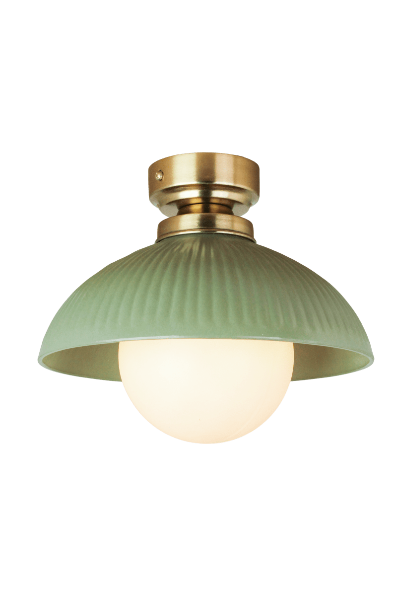 Elliot Ø30 Vert plafonnier De Strömshaga - Son abat-jour en m&eacute;tal vert, orn&eacute; d'une texture rainur&eacute;e, s'harmonise parfaitement avec les d&eacute;tails effet laiton, conf&eacute;rant au luminaire une allure raffin&eacute;e.