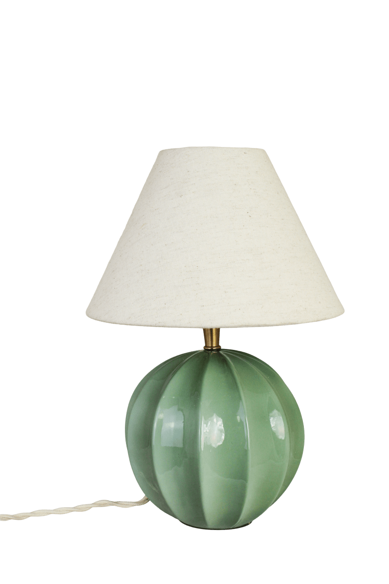 Marit 24cm Vert pied de lampe De Strömshaga - Marit est un &eacute;l&eacute;gant pied de lampe en verre vert aux formes douces et arrondies, orn&eacute; de d&eacute;tails d&eacute;coratifs qui lui conf&egrave;rent un style classique.