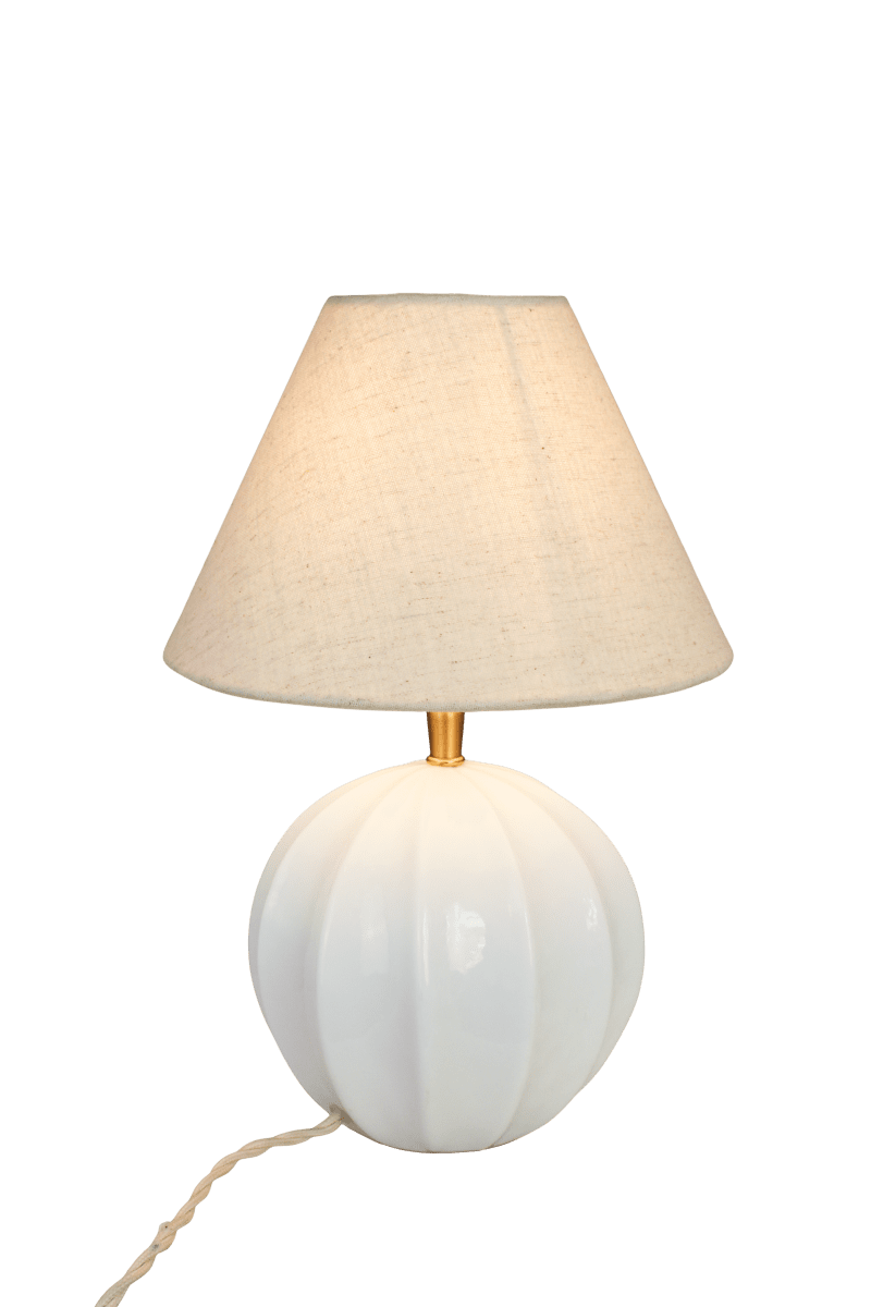 Marit 24cm Blanc pied de lampe De Strömshaga - Marit est un &eacute;l&eacute;gant pied de lampe en verre opale blanc, aux formes douces et arrondies, orn&eacute; de d&eacute;tails d&eacute;coratifs qui lui conf&egrave;rent un style classique.