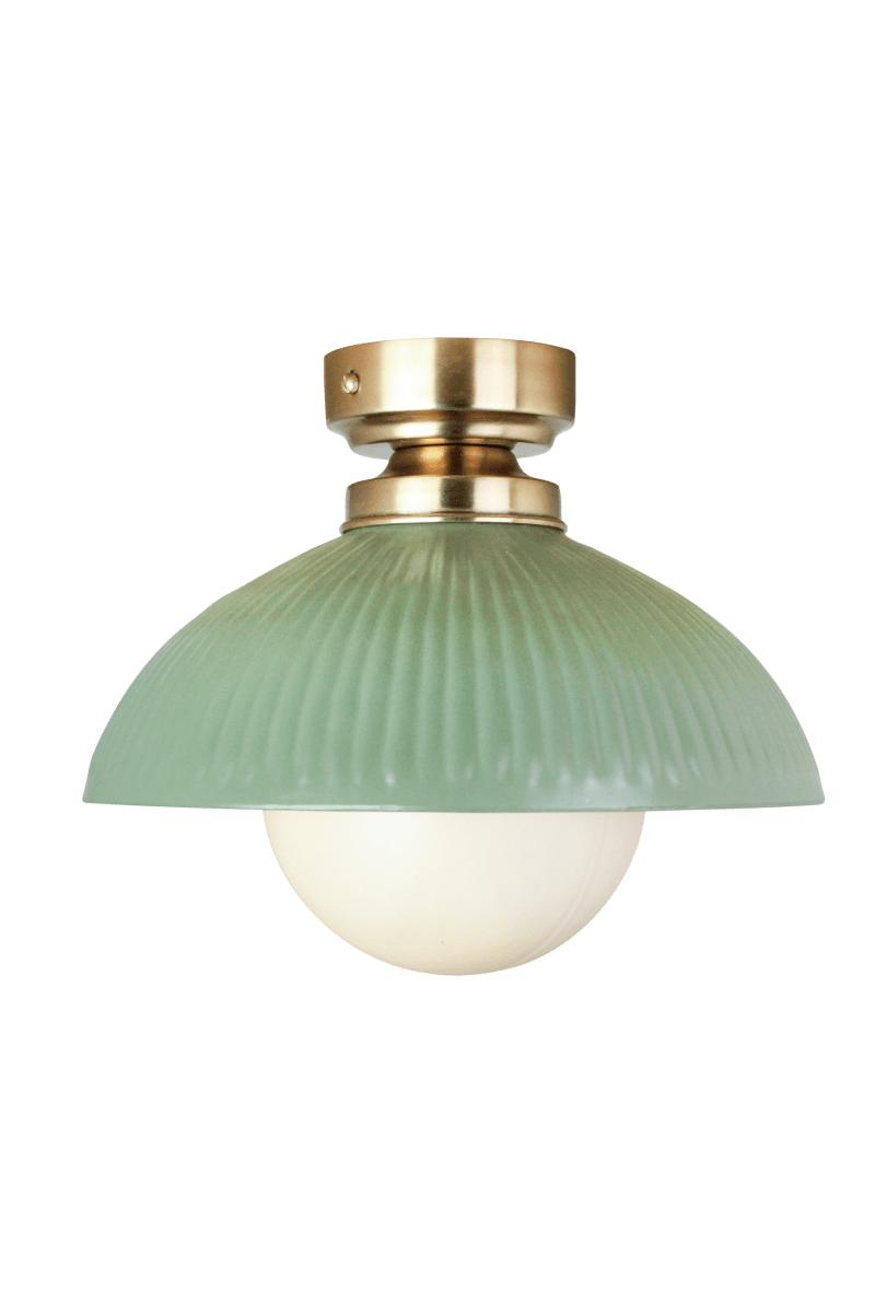 Elliot Ø30 Vert plafonnier De Strömshaga - Son abat-jour en m&eacute;tal vert, orn&eacute; d'une texture rainur&eacute;e, s'harmonise parfaitement avec les d&eacute;tails effet laiton, conf&eacute;rant au luminaire une allure raffin&eacute;e.