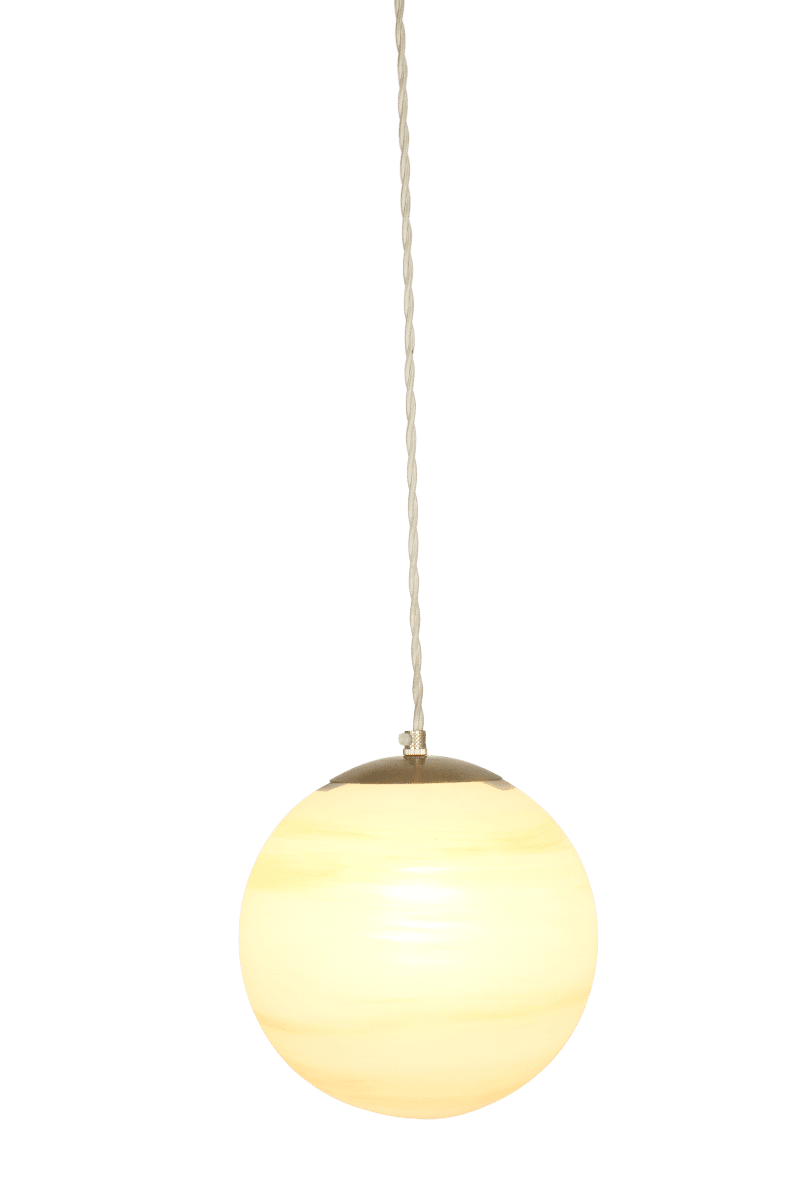 Fabian Ø20 Pêche suspension De Strömshaga - Ce plafonnier &eacute;l&eacute;gant allie un design classique &agrave; de subtiles touches de couleur.