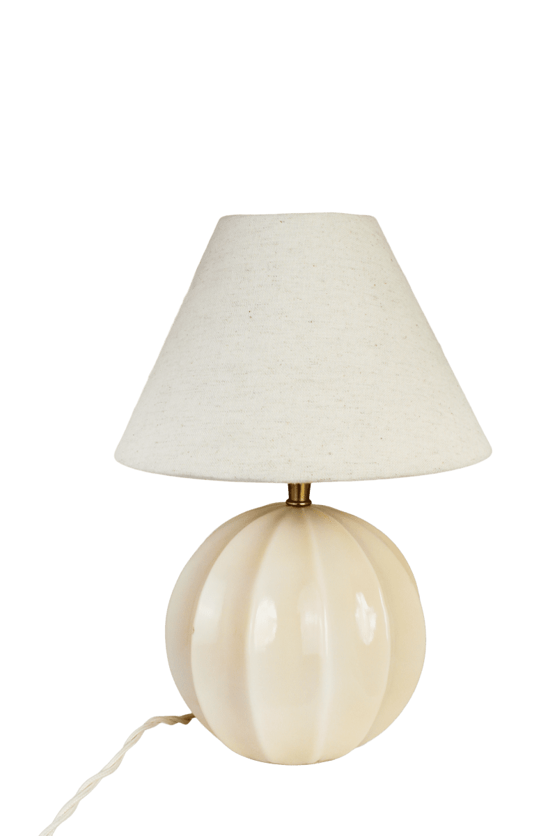 Marit 24cm Beige pied de lampe De Strömshaga - Marit est un &eacute;l&eacute;gant pied de lampe en verre beige aux formes douces et arrondies, orn&eacute; de d&eacute;tails d&eacute;coratifs qui lui conf&egrave;rent un style classique.