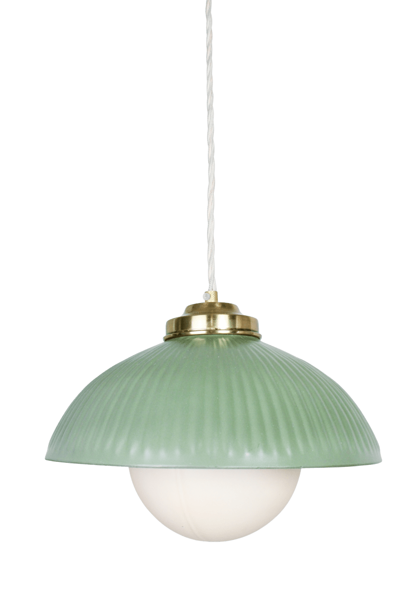 Elliot Ø30 Vert suspension De Strömshaga - Le c&acirc;ble textile beige torsad&eacute; de 1,7 m de long souligne son caract&egrave;re classique.