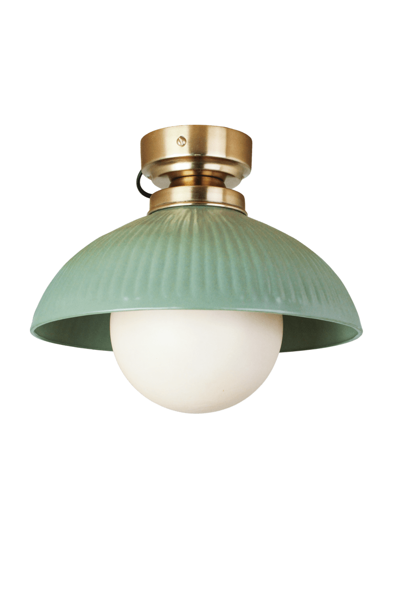 Elliot Ø30 Vert plafonnier De Strömshaga - Son abat-jour en m&eacute;tal vert, orn&eacute; d'une texture rainur&eacute;e, s'harmonise parfaitement avec les d&eacute;tails effet laiton, conf&eacute;rant au luminaire une allure raffin&eacute;e.