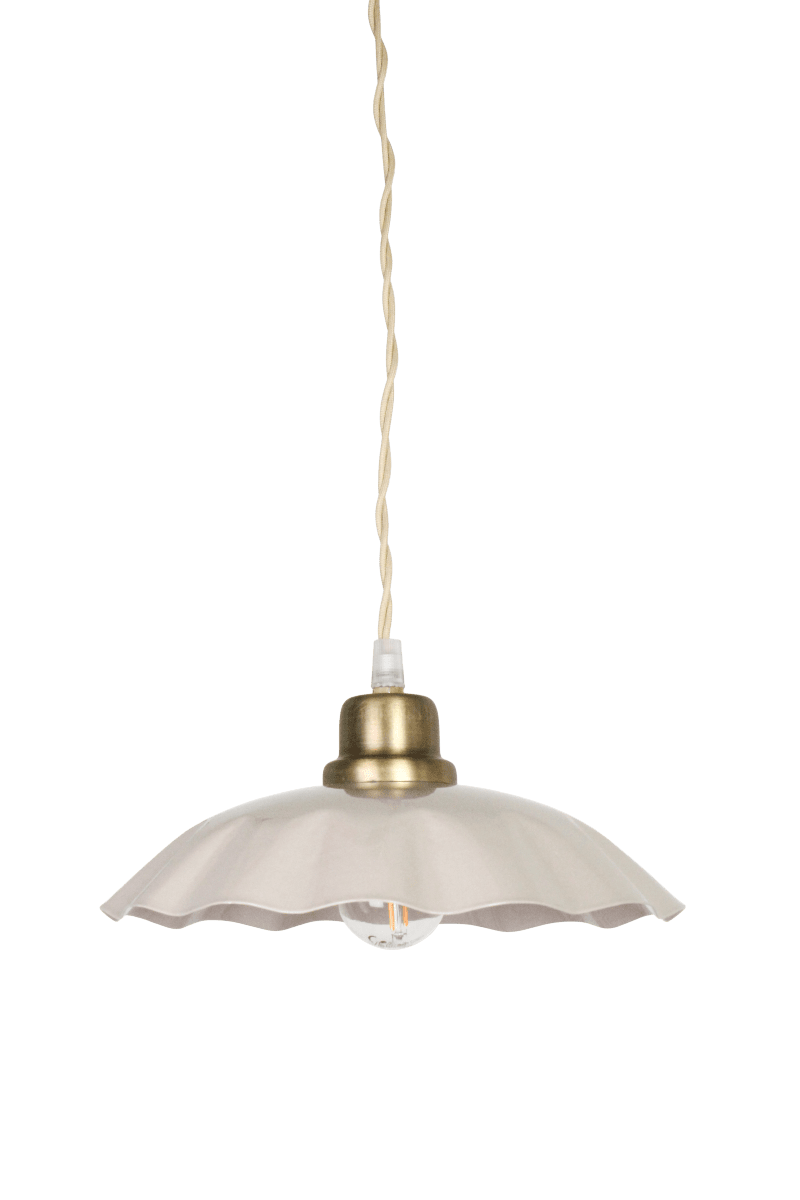  Diana Ø23 Beige suspension De Strömshaga - Diana est une &eacute;l&eacute;gante suspension au design classique et intemporel.