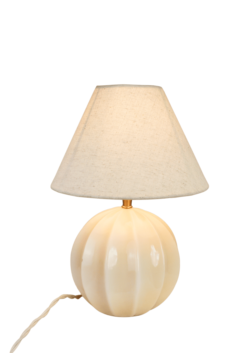 Marit 24cm Beige pied de lampe De Strömshaga - Marit est un &eacute;l&eacute;gant pied de lampe en verre beige aux formes douces et arrondies, orn&eacute; de d&eacute;tails d&eacute;coratifs qui lui conf&egrave;rent un style classique.