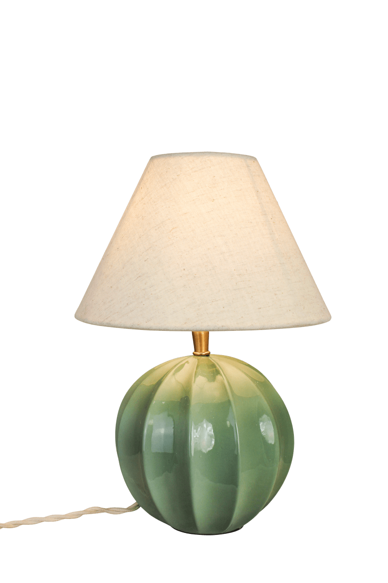 Marit 24cm Vert pied de lampe De Strömshaga - Marit est un &eacute;l&eacute;gant pied de lampe en verre vert aux formes douces et arrondies, orn&eacute; de d&eacute;tails d&eacute;coratifs qui lui conf&egrave;rent un style classique.
