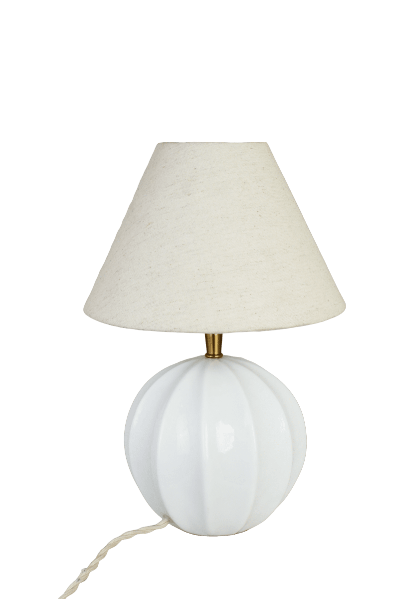 Marit 24cm Blanc pied de lampe De Strömshaga - Marit est un &eacute;l&eacute;gant pied de lampe en verre opale blanc, aux formes douces et arrondies, orn&eacute; de d&eacute;tails d&eacute;coratifs qui lui conf&egrave;rent un style classique.