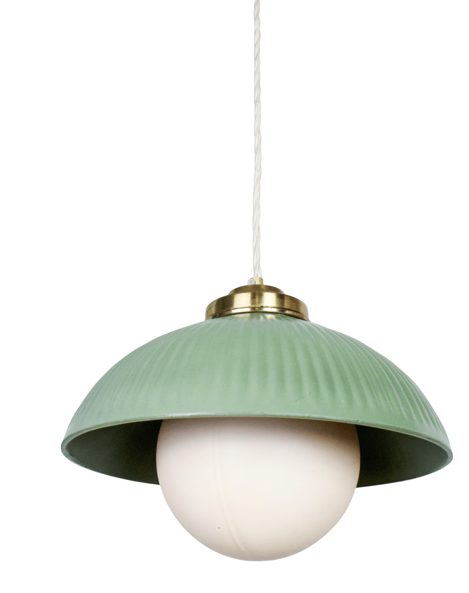 Elliot Ø30 Vert suspension De Strömshaga - Le c&acirc;ble textile beige torsad&eacute; de 1,7 m de long souligne son caract&egrave;re classique.