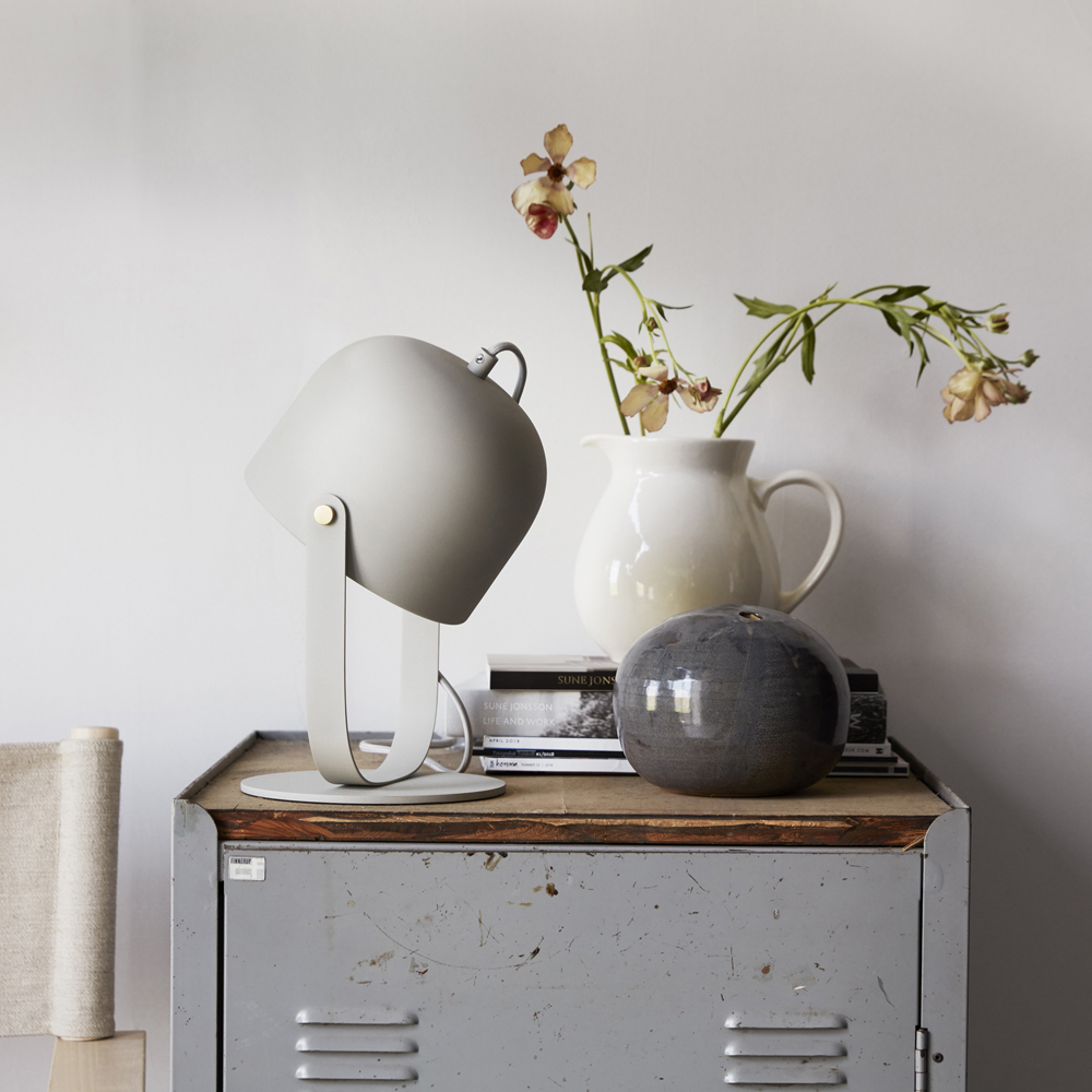 Svejk 30cm Beige lampe de table De CO Bankeryd - La lampe de table Svejk a une lumière douce et sert à la fois de lampe de lecture et de détail d'ameublement décoratif.