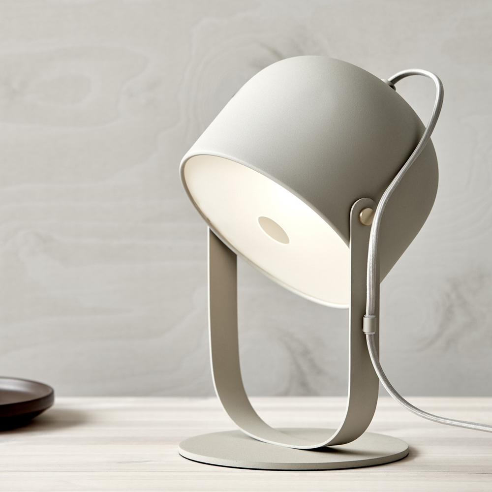 Svejk 30cm Beige lampe de table De CO Bankeryd - La lampe de table Svejk a une lumière douce et sert à la fois de lampe de lecture et de détail d'ameublement décoratif.
