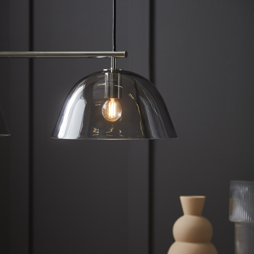 Wendo 70cm Nickel suspension De CO Bankeryd - Le plafonnier Wendo s'intègre parfaitement au-dessus des tables à manger rectangulaires, où la lampe fournit une bonne lumière tout en ajoutant du caractère à la pièce.