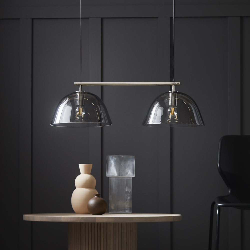 Wendo 70cm Nickel suspension De CO Bankeryd - Le plafonnier Wendo s'intègre parfaitement au-dessus des tables à manger rectangulaires, où la lampe fournit une bonne lumière tout en ajoutant du caractère à la pièce.